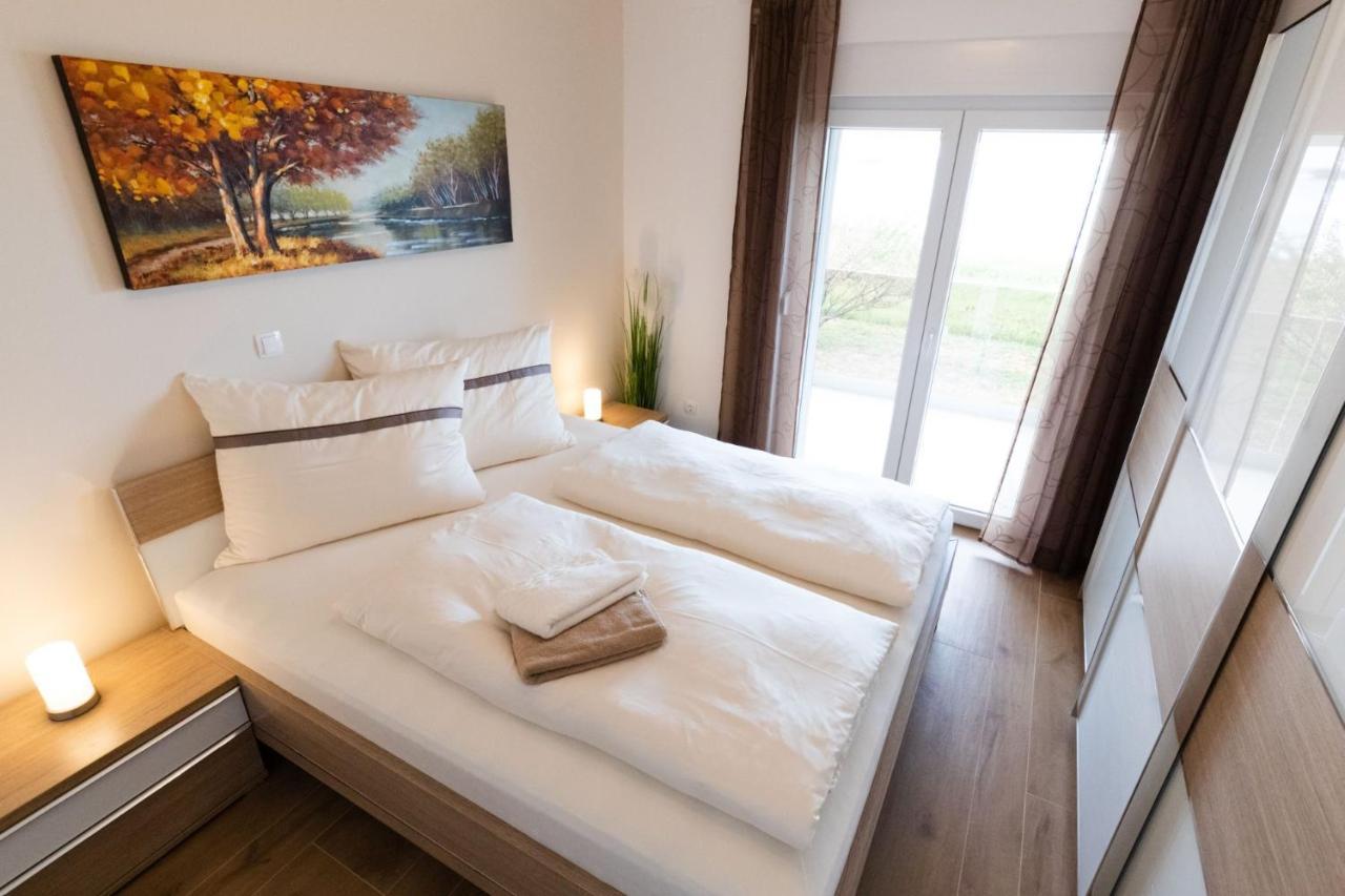 Beachfront Reiterer Villa V2 With Seaview 30 Meters From The Beach - Crowonder Luxury Rent Привлака Екстер'єр фото